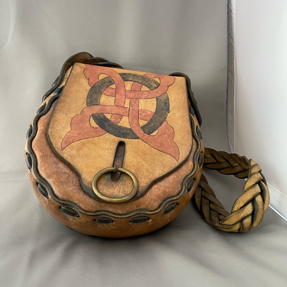 Vintage Handmade 1970’s leather crossbody bag braided strap tooled Celtic knot - Picture 2 of 16